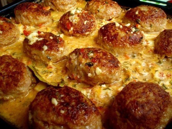 Ёжики в сырном соусе.фарш,вареный рис,лук,булка ,сырое яйцо смешать до однородной ...