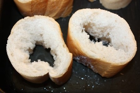 «Пеньки» из багета.Ингредиенты:репчатый луккуриное филебагетпомидорысырсметанаПриготовление:1. ... - 3