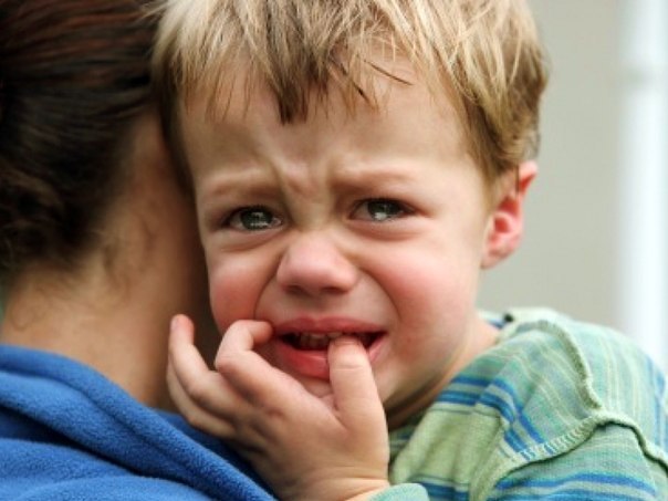 ЗАПЛАКАННЫЙ МАЛЫШ СИДЕЛ В УГЛУ РАЗДЕВАЛКИ. Заглянула воспитательница: “Твоя мама опять не торопится? ...