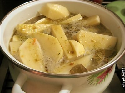 Тефтели с картошкой.Вообще, предполагалось что это будет суп.Но из-за маленькой кастрюли у меня ... - 5