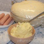 Сосиска с картофелем в тесте.Нам потребуется:тесто дрожжевое – 500гсосиски – 10 шткартофельное пюре ... - 5