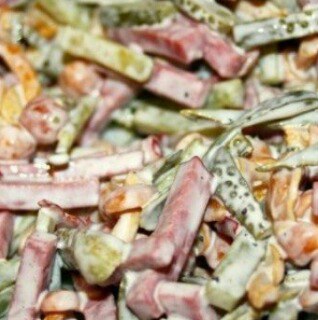 Салат "Вечерний Владивосток" Ингредиенты: 1. Кусок мяса копчёного 2. Банка корнишонов 3. ...