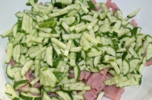 Салат «Неженка».Вкусный праздничный салатик, нежный, но пикантный за счет чесночка.Ингредиенты:400 ... - 3