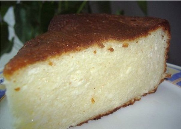 Самая простая и вкусная запеканка.Ингредиенты:Яйца 3 штукиСгущенное молоко не вареное 1 банкаТворог ...