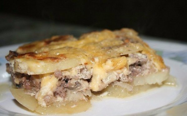 Мясная запеканка.Ингредиенты: картофель (6шт), фарш свинина говядина (400г), грибы (100-150г), лук ...