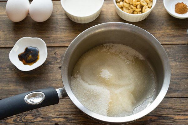 Грушевый десерт с орехами и карамельным соусом.Ингредиенты:Сахар - 2 ст.л. + 200 г + 100 гКорица - 1 ... - 3