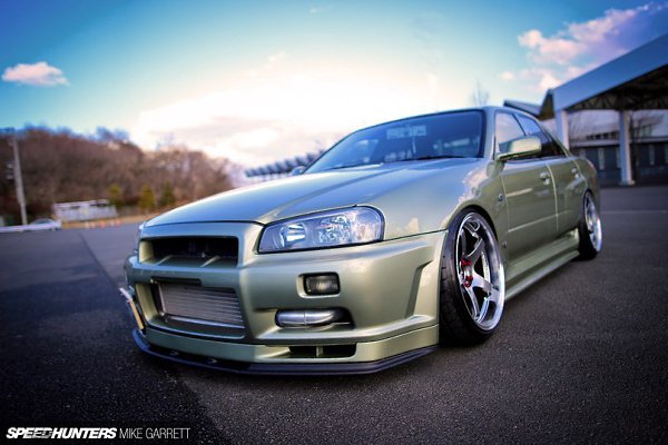 Nissan Skyline (R34) sedan. - 4