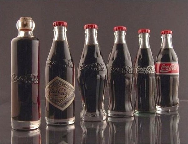 Эволюция бутылки Coca-Cola (слева-направо: 1899, 1900, 1915, 1916, 1957, 1986 годы.)