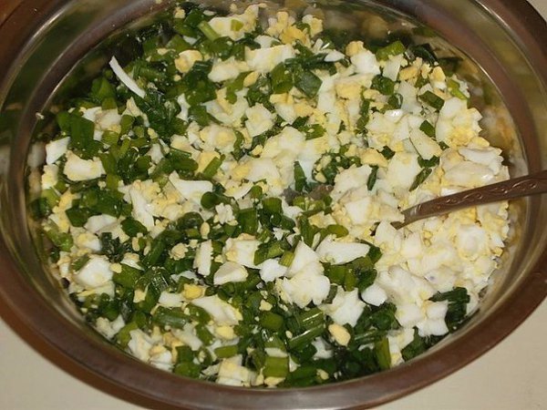 Заливной пирог с зелёным луком и яйцом.Ингредиенты:Сметана — 350 гМасло сливочное — 150 гМука — ... - 5