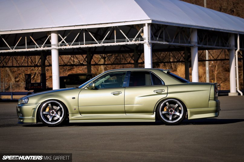 Nissan Skyline (R34) sedan. - 7