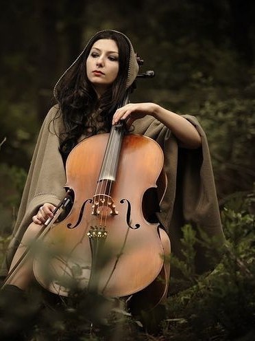 Lady ana double. Violoncellist igraet na plivuscej lodke Video.