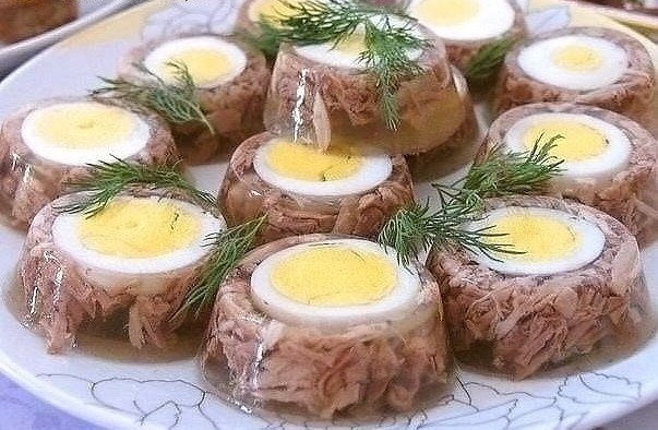 Этот ВКУСНЕЙШИЙ холодец ни кого не оставит равнодушным! Шикарно украсит любое застолье! Я сварила из ...