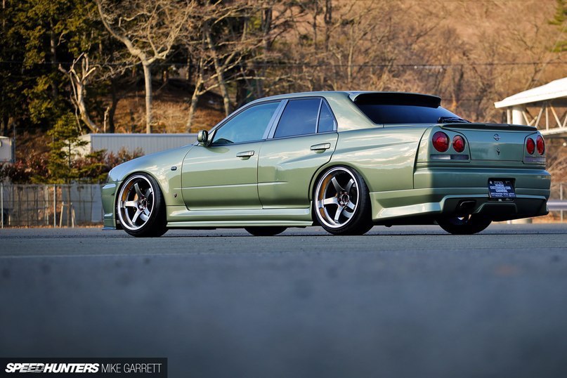 Nissan Skyline (R34) sedan. - 3