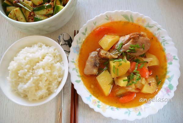 ТУШЕНАЯ КАРТОШКА С КУРИЦЕЙ В МУЛЬТИВАРКЕ.Ингредиенты:куриные ножки - 7-8 шт(или 1 курица)картофель - ... - 3