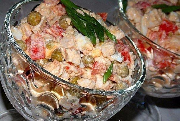 САЛАТ С КУРИНОЙ ГРУДКОЙ И ГОРОШКОМ .ИНГРЕДИЕНТЫ: Куриная грудка - 300 гр (отварная ) Помидоры - 3 ...