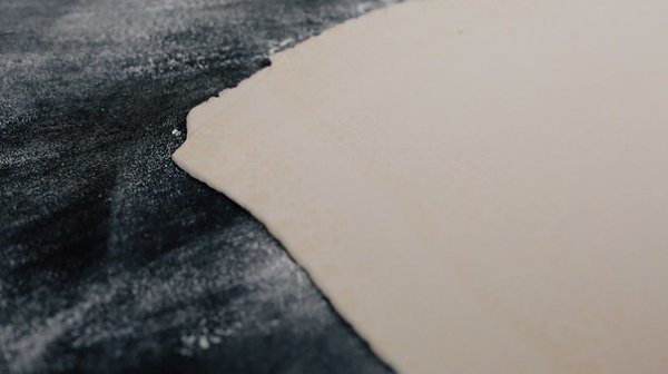 Быстрые рулетики с ветчиной и сыром.Ингредиенты:Пачка слоеного теста - 500 гТвердый сыр - 12 слайсов ... - 2