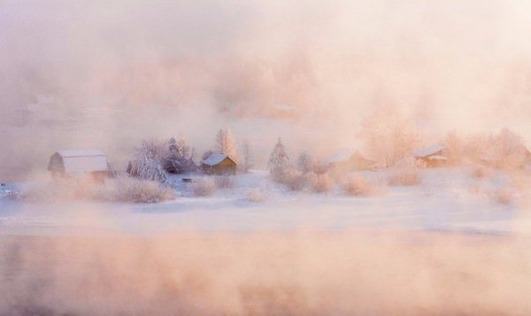 Туман в деревне у реки, Сибирь, Россия