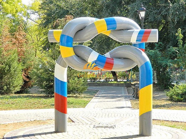 Это памятник русско-украинской дружбы в Керчи. И прошу заметить всех украинских патриотов, что он ...