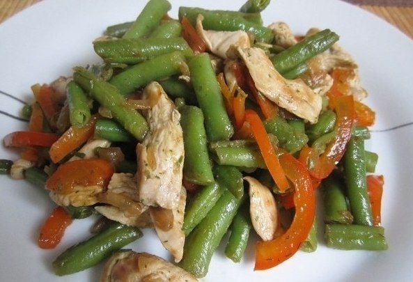 Теплый салат с курицей, перцем и стручковой фасолью.на 100 грамм - 60 ккал, Б/Ж/У - 8/2/4Состав:500 ...