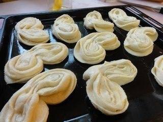 Плюшка сахарная.В детстве я эти плюшки обожала. Возьмешь такую к чаю, и сидишь, раскручиваешь, ... - 9