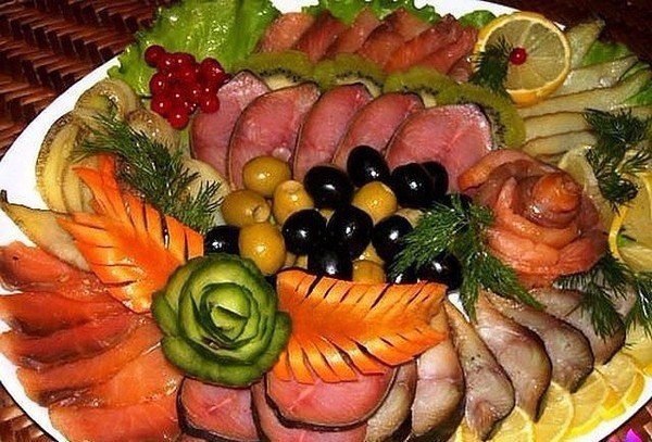 Идеи оформления мясной нарезки на праздничный стол - 3