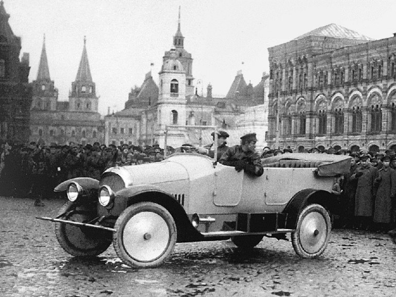 8 октября 1922 года в Москве проходит парад, в котором принимает участие подаренный ...