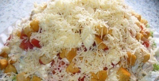 ТОП-6 САЛАТОВ С ОГУРЧИКАМИ.1) КУРИНЫЙ САЛАТ ИНГРЕДИЕНТЫ: Копченая куриная грудка — 200 г Огурец ...