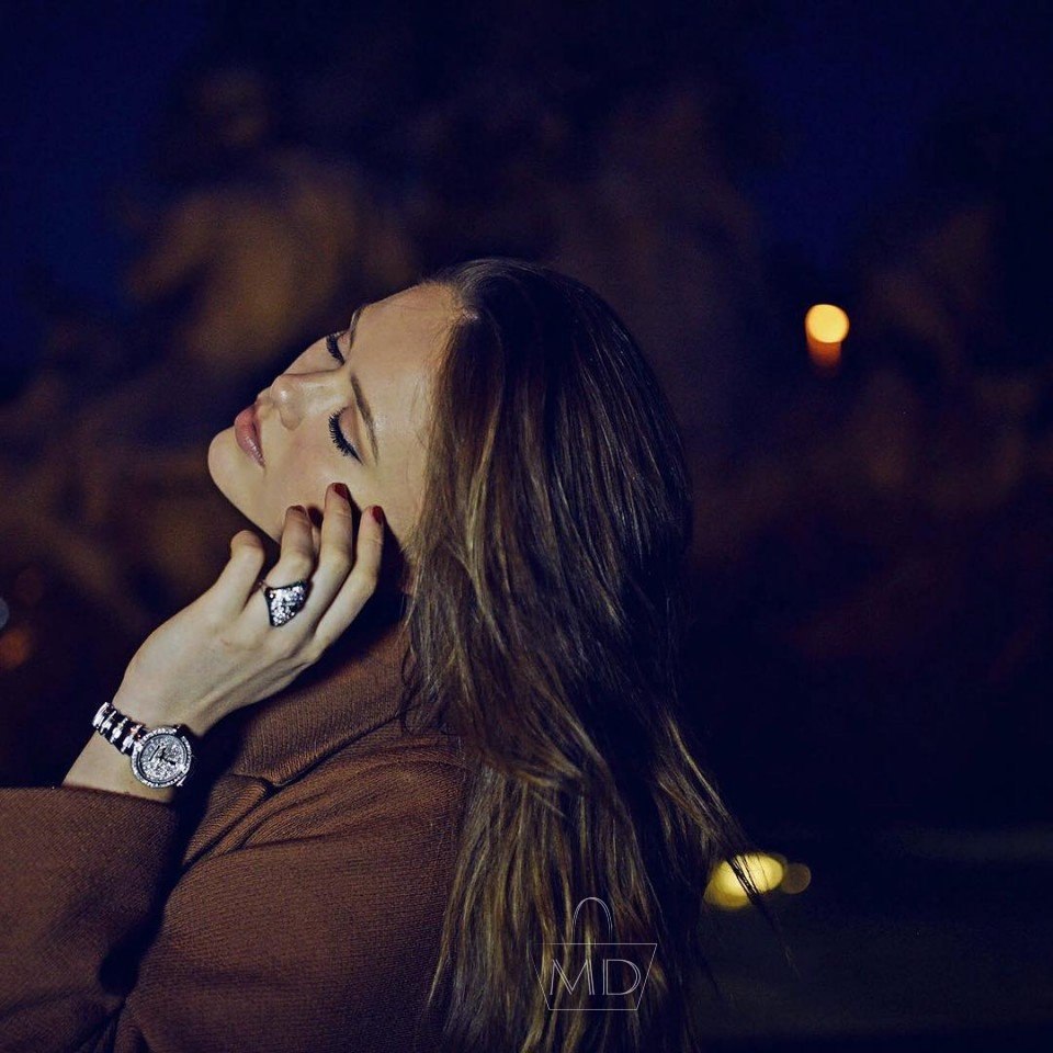 Только она но и. Обидные картинки для девушек. Только она но и. Такая одна доминик. Мы друзья но она моя.