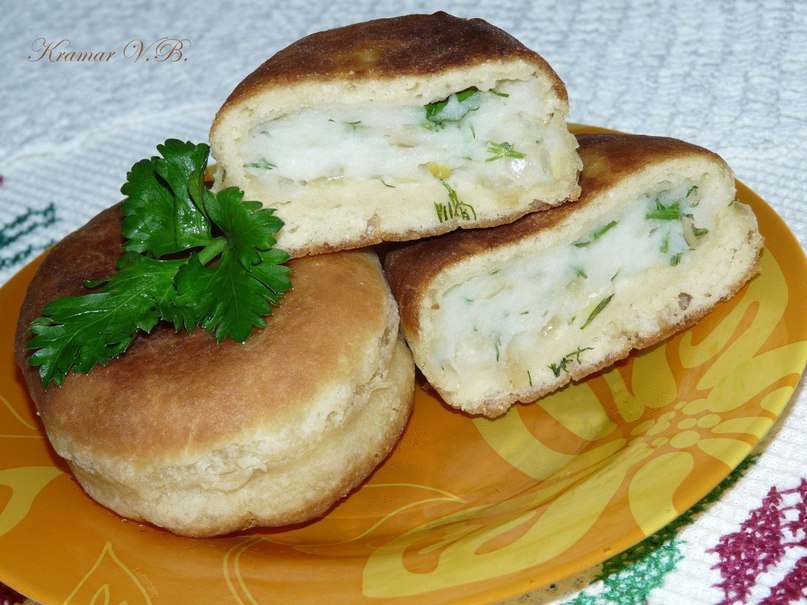 Жареные пирожки с картошкой (тесто на кефире).Автор: Вероника КрамарьТесто:300 мл кефира350-400 гр. ...