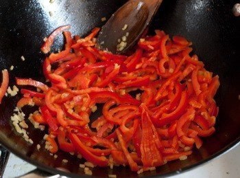 Вкуснятина: курица стир-фрай с кисло-сладком соусе.Ингредиенты на 6 порций:800 г куриного филе ... - 4