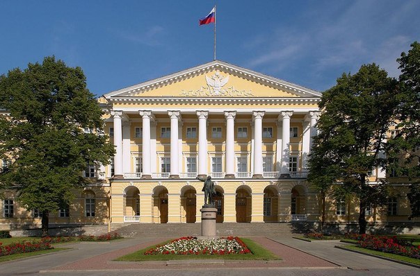 Смольный институт.Смольный институт благородных девиц — первое в России женское учебное заведение, ...