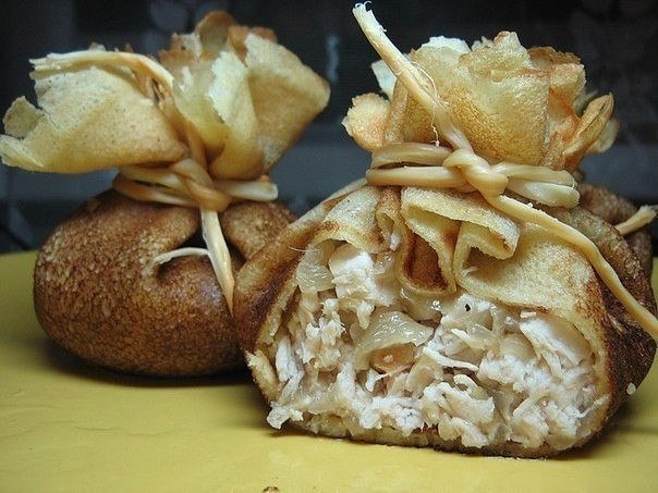 Блинные мешочки с курицей.Ингредиенты:три стакана молокадва стакана мукидва яйцасливки50 граммов ...