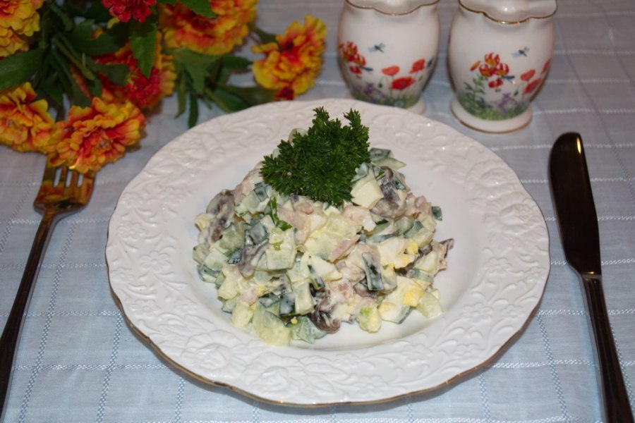 САЛАТ С КОПЧЕНОЙ КУРИЦЕЙ И ШАМПИНЬОНАМИ.Куриное копченое мясо (ножка или грудка) — 200 ГраммСметана ...