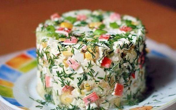 ТОП-6 САЛАТОВ С ОГУРЧИКАМИ.1) КУРИНЫЙ САЛАТ ИНГРЕДИЕНТЫ: Копченая куриная грудка — 200 г Огурец ... - 2