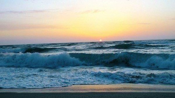 ...домик на берегу моря...каждыи вечер любоваться как солнце садится за горизонт