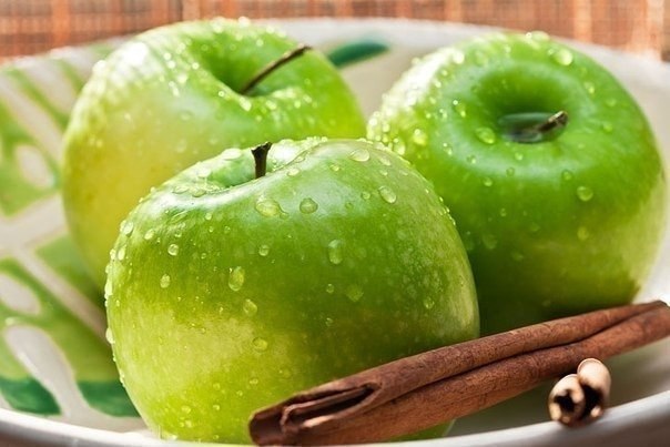 12 здоровых перекусов, которые снабдят вас энергией. 1. Яблоки. Они содержат много витаминов и ...