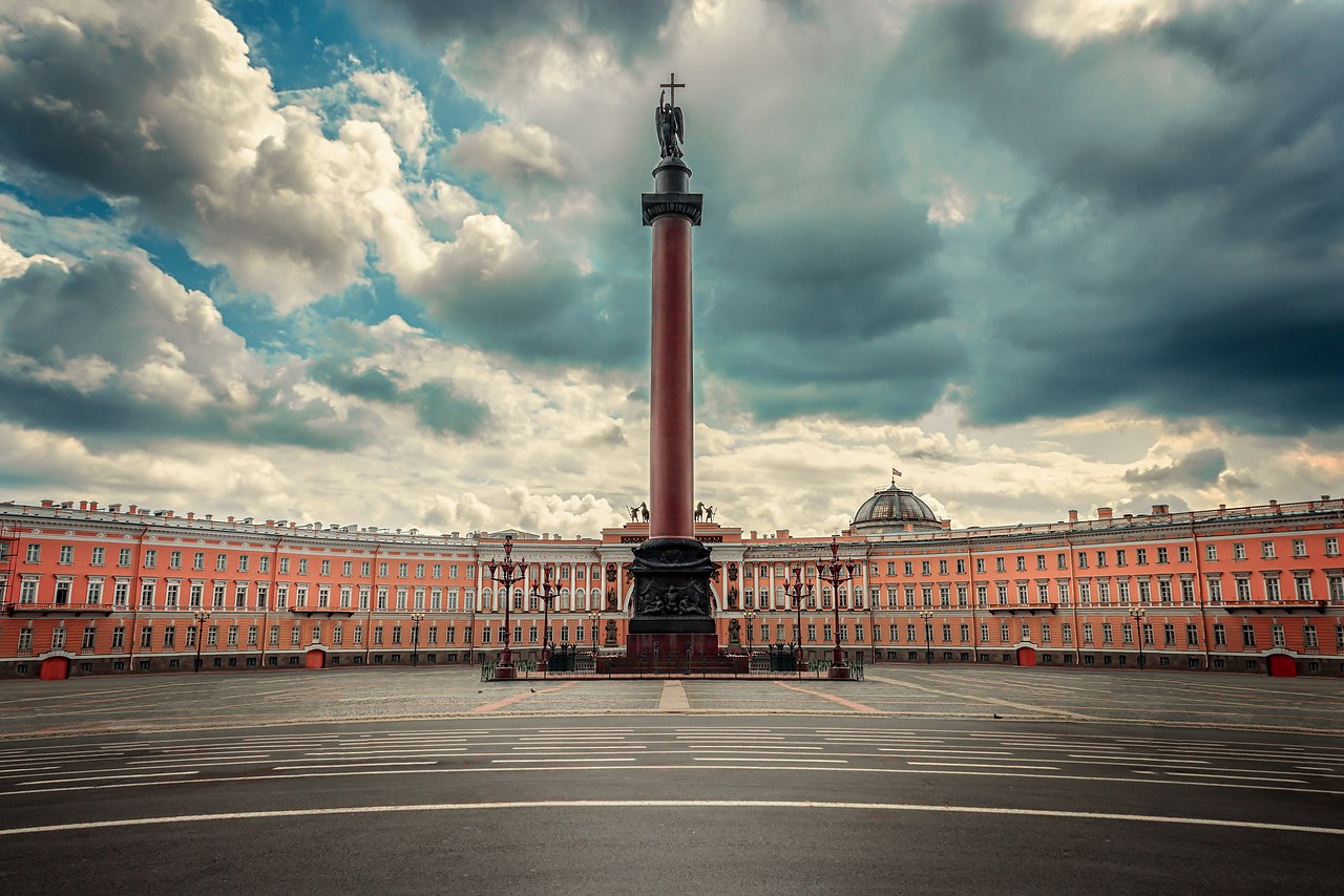 Фото места петербурга. Монферран Александровская колонна. Дворцовая площадь в Санкт-Петербурге. Дворцовая площадь и Александровская колонна в Санкт-Петербурге. Александровская колонна Огюст Монферран.