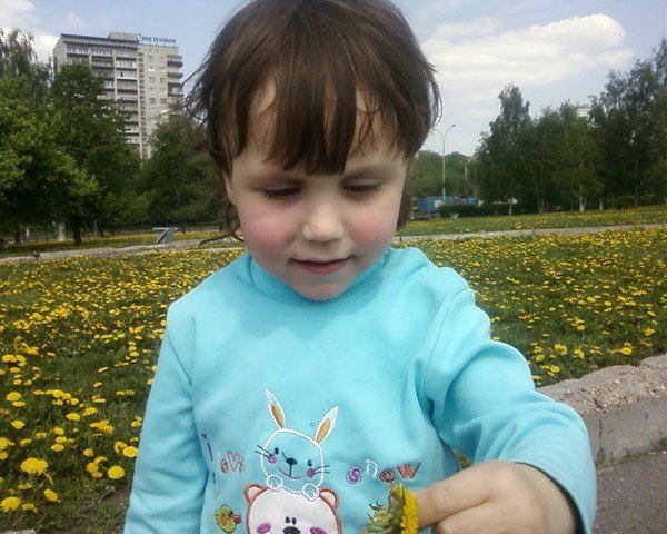 Поцелую нежно мягкую ручонку, Прикоснусь губами к носику едва, Сердце замирает от любви к сыночку, ...