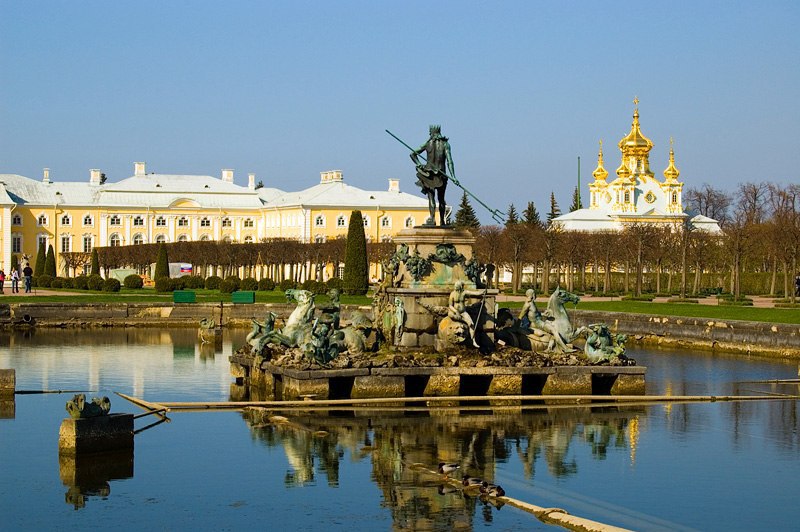 Спб нужен. Фонтан Нептун в Петергофе. Петергоф (дворцово-парковый ансамбль) экскурсии. Петергоф дворец очередь. Менажерные фонтаны в Петергофе.