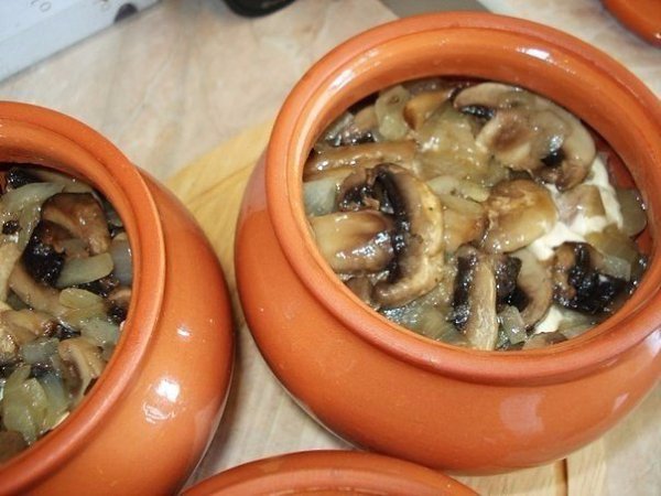 Мясо в горшочке с картофелем и сыром.Мясо в горшочке — простое в приготовлении блюдо. Ваши родные и ... - 6