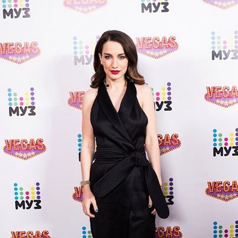   @muztv.Red lipstick might disguise grief but can not mend your ...