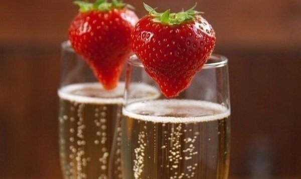 Устала… Хочу шампанского, клубники, цветов и на ручки!