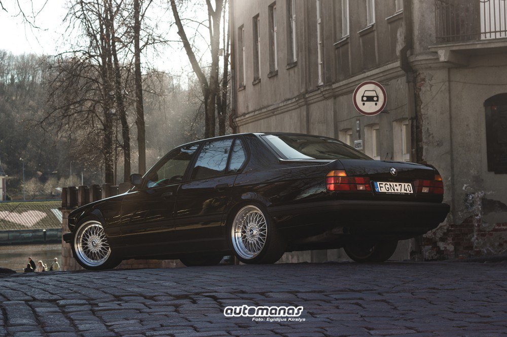 BMW 7 Series E32 - 3