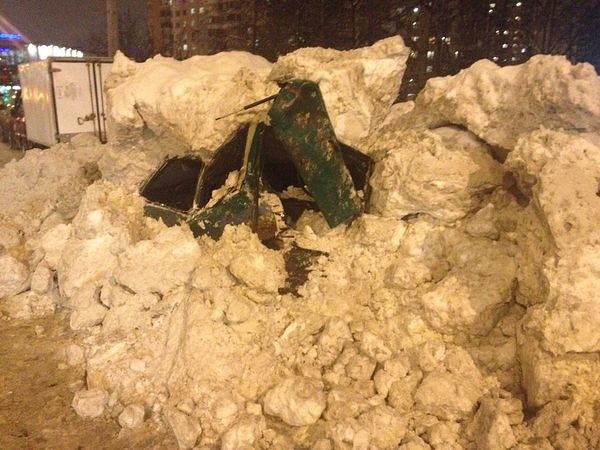 Когда месяц не чистил машину от снега. Приехали коммунальщики вывозить снег и копнули ковшом и ...