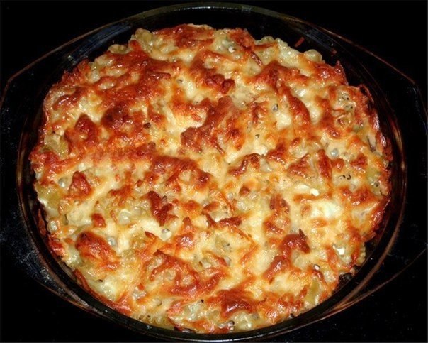 Запеканка из макарон с курицей и грибами. Начинка: макаронные изделия куриное филе грибы сыр твердый ...