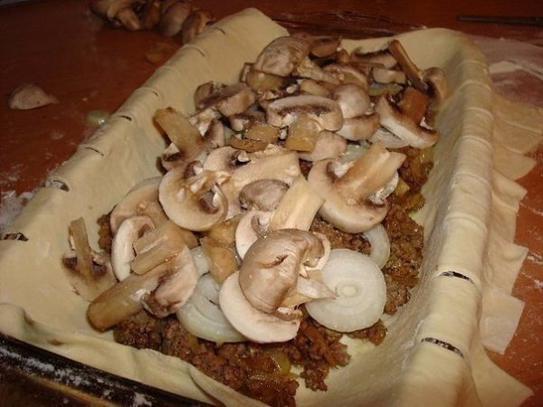 БЫСТРЫЙ МЯСНОЙ ПИРОГ С ГРИБАМИ.Ингредиенты:- Тесто слоённое дрожжевое- Фарш грамм 300-400.- Лук 2-3 ... - 4