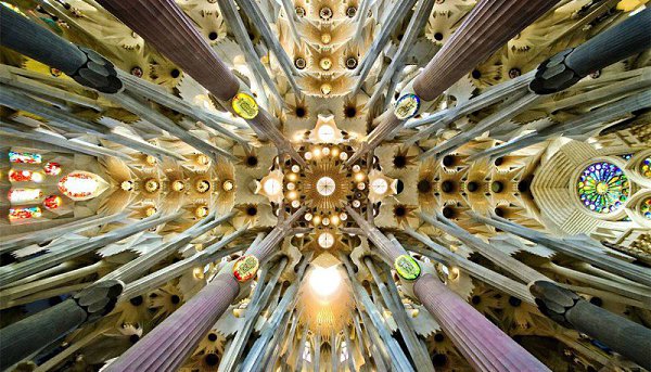 Sagrada Familia - самое памятное и гротескное творение Антонио Гауди.Одним из самых удивительных ... - 9