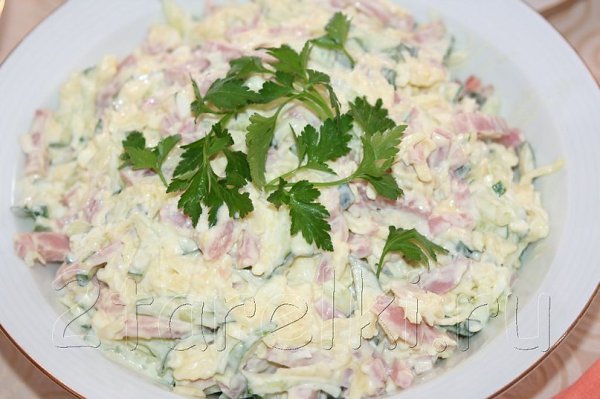Салат «Неженка».Вкусный праздничный салатик, нежный, но пикантный за счет чесночка.Ингредиенты:400 ...