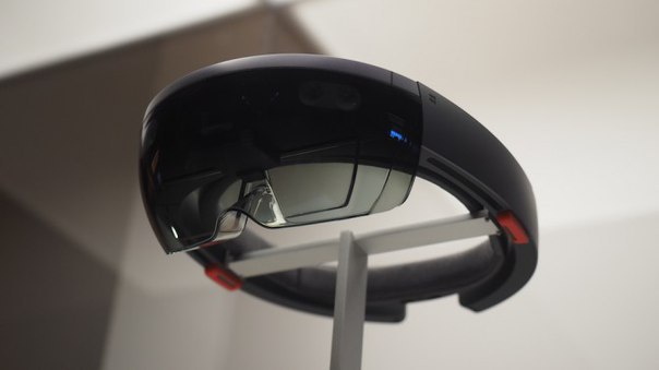 #Asus обсуждает с #Microsoft возможность выпуска своей версии очков HoloLens.Похоже, что компания ...