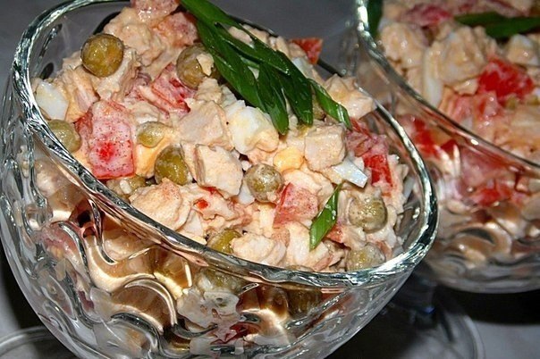 Салат с куриной грудкой ,помидорами и зелёным горошком. Куриная грудка - 300 гр (отварная ) Помидоры ...